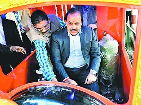 delhi, pollution, hero, cycles, help